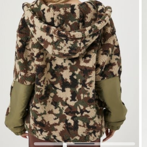 NWT Forever 21 Faux Shearling Camo Print Jacket Sz M Lightweight but substantial - Picture 4 of 15